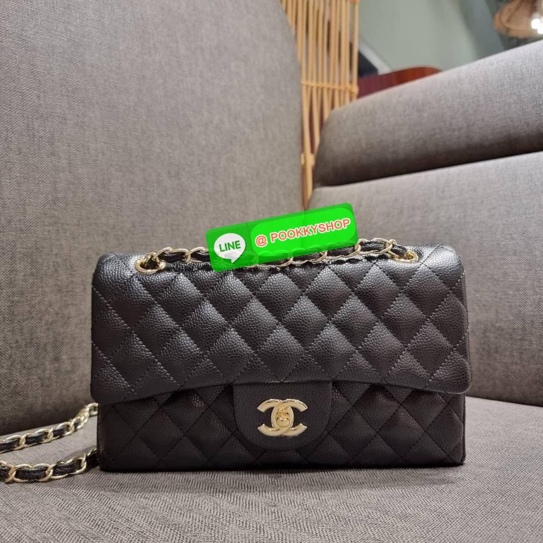 RESTOCK!! HOT ITEM!! Chanel premium for gift กระเป๋าสะพายหนังสังเคราะห์ลายคาร์เวีย อะไหล่พร้อมโซ่สะพายสีทอง ตัดกับกระเป๋าได้อย่างลงตัวและโดดเด่น เปิด-ปิดกระเป๋าด้วยตัวบิดล็อค ภายในกระเป๋ามีฝาปิดอีก 1 ชั้น บุหนังสีแดงโลโก้เด่น คม ชัด!! มีช่องโล่งกว้างจุของ