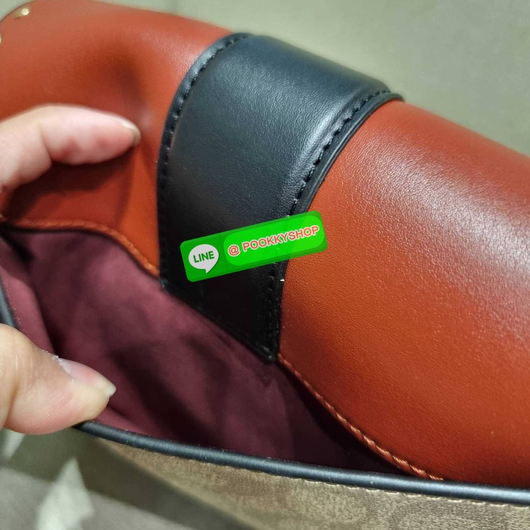 COACH C3593 GEORGIE SADDLE BAG IN COLORBLOCK SIGNATURE CANVAS WITH RIVETS ยกระดับความหรูให้กับตัวเองกันหน่อย ด้วยกระเป๋ารุ่นนี้!! ครอสบอดี้ที่ดีไซน์หรู อัพเลเวล ในราคาที่จับต้องได้ วัสดุหนังแคนวาสเคลือบสลับหนังเรียบ พิเศษไปอีกตกแต่งขอบด้วยหมุด เพิ่มดีเทลก