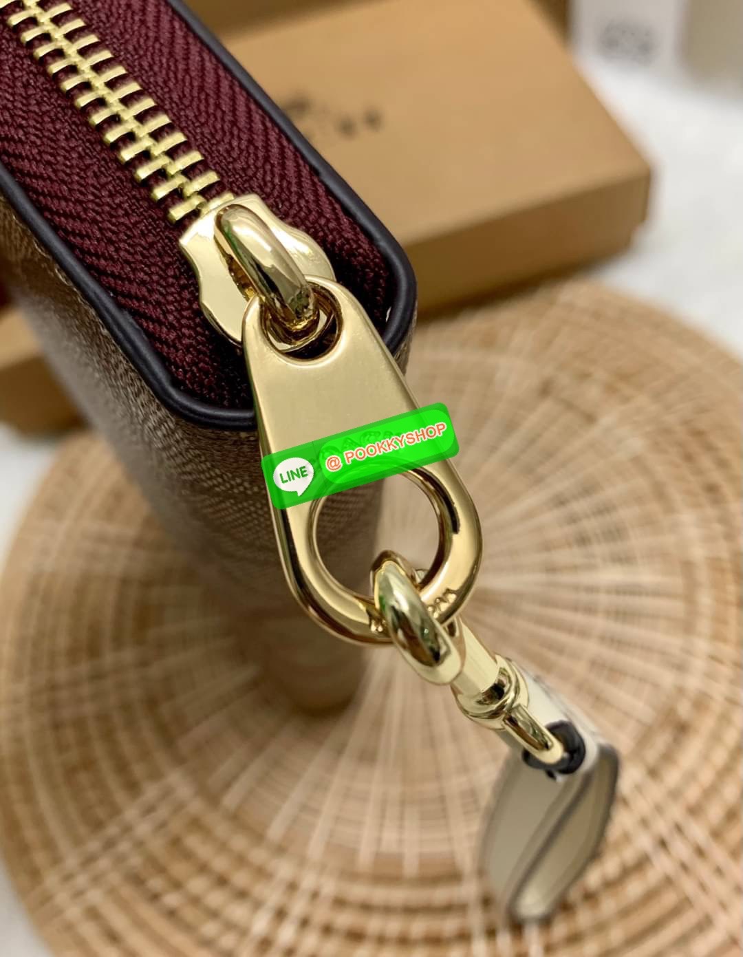 💥NEW IN!💥🌈สินค้าจำนวนจำกัด ห้ามพลาดจร้าา! COACH X PEANUTS LONG ZIP AROUND WALLET IN SIGNATURE CANVAS WITH VARSITY PATCHES ((C4598)) พร้อมส่ง น้องน่าใช้มากๆค่ะ! กระเป๋าเงินใบยาว แบบซิปรอบ มาพร้อมสายคล้องมือถอดออกได้หนึ่งสายค่ะ ด้านห