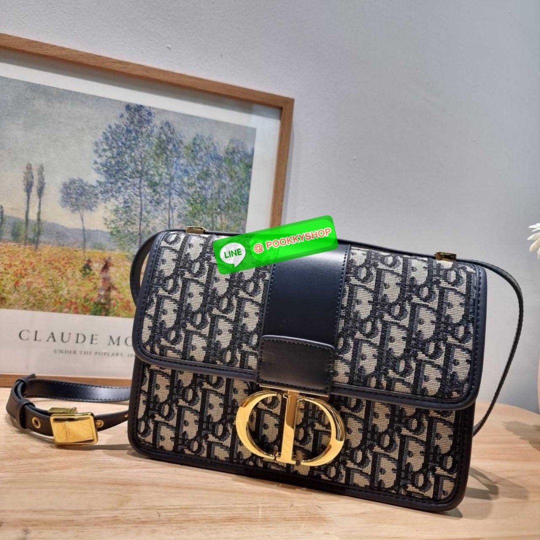 CD 30 MONTAIGNE BAG 🔆 Details กระเป๋าสะพายข้างสุดฮอต จากเคาน์เตอร์ dutyfree ที่สาวๆต้องไม่พลาด ทรงสวยมีกิมมิคในตัว ดูแพง ดีไซน์ย้อนยุคเป็นเอกลักษณ์ เปิด-ปิดด้วยอะไหล่กดล็อคแน่นหนา ใช้งานง่าย ด้านหลังมีช่องใส่ของจุกจิกได้ ภายในเป็นช่องโล่ง ใส่ของสำ