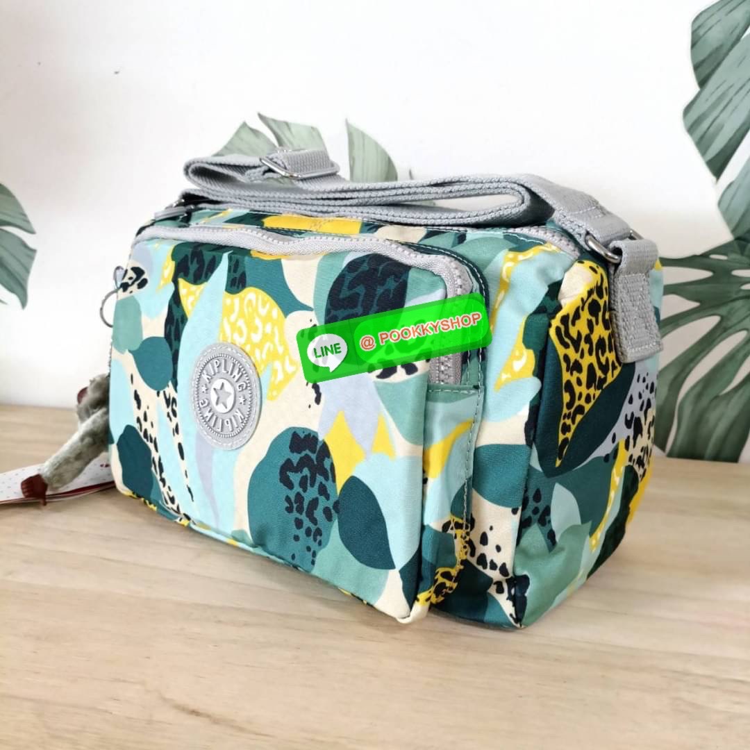 KIPLING RETH CROSSBODY BAG ซับในตาราง วัสดุ Nylon+polyester กระเป๋าสะพายข้างหรือ สะพาย Crossbody ได้ ช่องหน้าเปิด-ปิด ด้วยซิป พร้อมช่องแยกบ่อยด้านข้าง ช่องหลัก 2 ช่อง ด้านในโล่งกว้าง สามารถจุสัมภาระได้เยอะ พร้อมช่องซิปหลัง สายสะพายปรับระดับสั้น-ยาว ได้ fr
