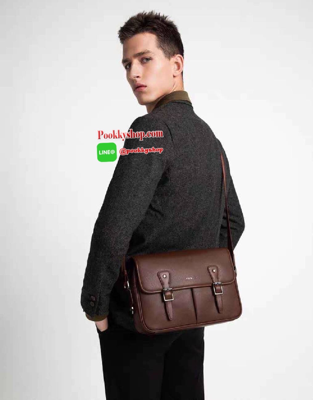 NEW ARRIVAL! PEDRO SAFFIANO MESSENGER BAG รุ่นใหม่ชนช็อปจาก Pedro แบรนด์ดังการันตรีคุณภาพด้วยเครือ Charles&Keith วัสดุหนัง Saffiano สวยหรูอยู่ทรงแข็งแรงไม่ย้วยเปิดปิดด้วยฝาปิดกระดุมแม่เหล็กพร้อมซิปด้านในสะดวกใช้ ด้านหน้าและด้านหลังยังมีช่องใส่ของ ขนาดกำลั
