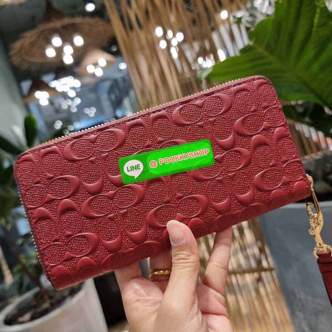 COACH C7360 LONG ZIP AROUND WALLET IN SIGNATURE LEATHER พร้อมเสิร์ฟความเลิศหรู ไม่ต้องรอพรีฯ ใหม่ล่าสุด กระเป๋าสตางค์ใบยาวกึ่งคล้องมือ สีคลาสสิค ขายดี ถือใช้คือขับผิวสุด!! วัสดุหนังแท้ปั๊มลายนูนสวยคม มาพร้อมสายคล้องมือ ถอดออกได้ ภายในใส่บัตรได้เยอะ มีช่อง