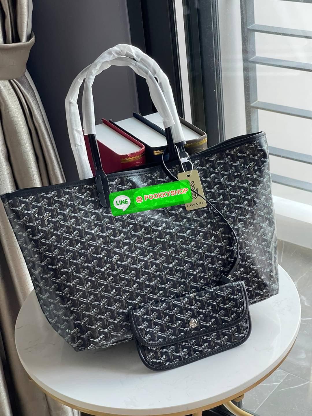 💕 Goyard Saint Louis Pm Bag กระเป๋าสุดคลาสสิกจากแบรนด์เก่าแก่ของฝรั่งเศส ความพิเศษคือแต่ละใบต้องเพนท์ลายโมโนแกรม Chevron ด้วยมือเท่านั้น จึงเป็นเหตุผลที่กระเป๋า Goyard กลายเป็นหนึ่งในกระเป๋าที่คนต้องการ โดยเฉพาะรุ่น St. Louis Tote ที่ว่ากันว่าเป็น