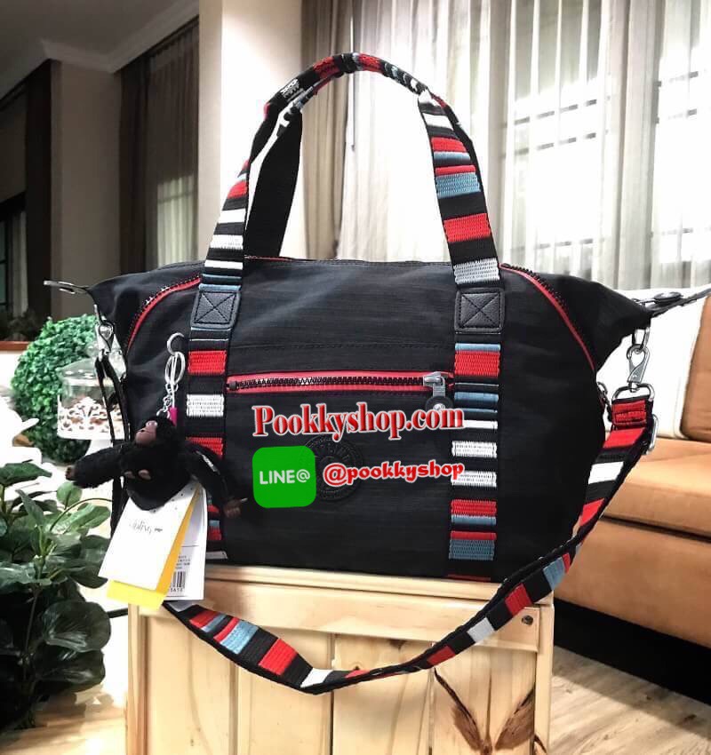 NEW ARRIVAL! KIPLING ART NYLON HANDBAG กระเป๋าถือหรือสะพายรุ่นแนะนำวัสดุ Nylon+Polyester100% น้ำหนักเบา โดดเด่นที่สามารถรูดซิปมุมกระเป๋าเปลี่ยนทรงได้ไม่จำเจ มีหูหิ้วสะพายไหล่เเละสายยาว crossbody เลื่อนปรับระดับได้ มือจับหูหิ้วเป็นหนังปั้มโลโก้ เปิดปิดด้วย