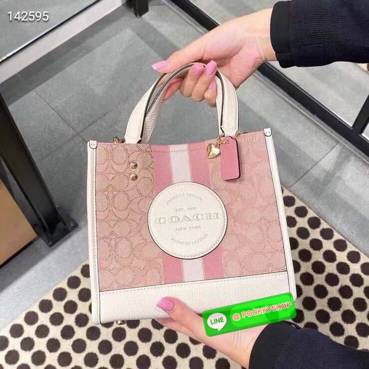 COACH DEMSEY TOTE IN SIGNATURE JACQUARD WITH COACH PAT ((C8417//C5115)) พร้อมส่งที่ไทย ห้ามพลาด สีน้องสวยมากๆค่ะ กระเป๋าทรงTote ขนาดพอดีลำตัว ใช้วันไหนๆก็เหมาะมากค่ะ วัสดุJacquard ทอลายแบรนด์ ตัดขอบหนังแท้ สวยงามมากๆค่ะ ด้านหน้าจะมีป้ายวงกลมโลโก้แบรนด์อัน