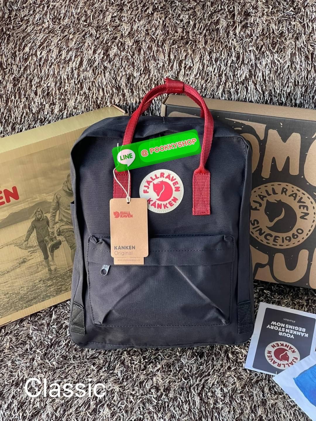 Fjallraven Kanken backpack รุ่น Classic แบรนด์ดังจากสวีเดนที่นิยมกันมากในหมู่วัยรุ่น กระเป๋าเป้ที่มีน้ำหนักเบา แต่มีความทนทาน และช่องว่างต่างๆมากขึ้น มีซิปหน้าสำหรับใส่ของกระจุกกระจิก และหูหิ้วทั้งด้านหน้าและด้านหลัง สำหรับการหิ้วถือได้สะดวก จุดเด่นที่ทำใ