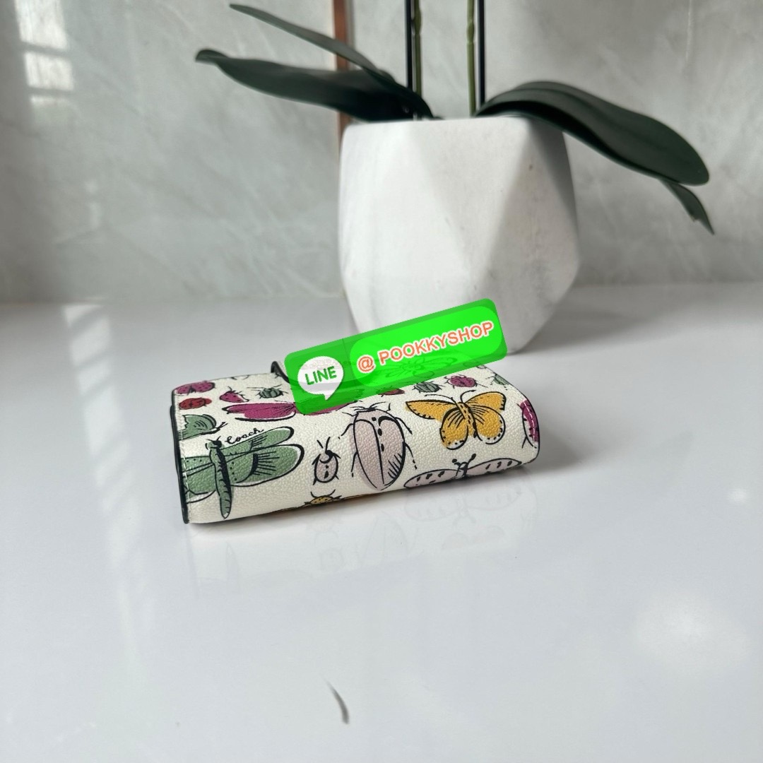 COACH MEDIUM CORNER ZIP WALLET IN SIGNATURE CANVAS WITH FLORAL PRINT(CR935) 🔖กระเป๋าสตางค์ใบกลางคอลเลคชั่นใหม่ปริ้นลายดอกไม้ 🔖วัสดุ:แคนวาสสลับหนังแท้ 🔖เปิด-ปิดด้วยกระดุมแป็ก 🔖ภายในมีช่องใส่บัตร ช่องใส่ธนบัตร และช่องซิป