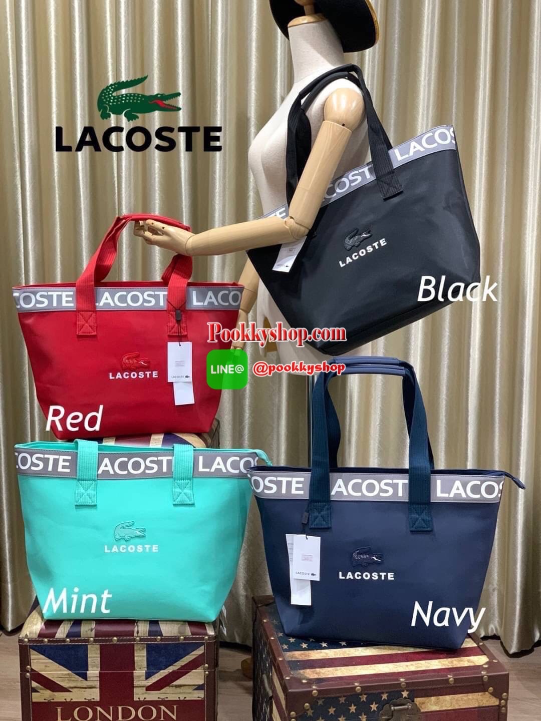 ลาคอส Shopping Bag กระเป๋าถือทรงช้อปปิ้งขนาดใหญ่ ที่ใส่สัมภาระได้รวมถึงใส่เอกสารขนาด A4 ได้ วัสดุ PVC กันน้ำ ดูแลรักษาง่าย ตัดขอบด้วยแถบโลโก้สีเทา ด้านหน้าสกรีนโลโก้และประดับจรเข้อันเป็นสัญลักษณ์ เปิดปิดด้วยซิปเดียว ภายในสกรีนโลโก้แบรนด์ ใบใหญ่สวยโดดเด่
