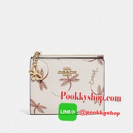 COACH 91058 SNAP CARD CASE WITH CRAYON HEARTS PRINT กระเป๋าสตางค์เก็บบัตร ลายปริ้นท์หัวใจเพ้นท์ ♥️ น่ารักน่าใช้ วัสดุหนังแคนวาสเคลือบ เปิด-ปิดด้วยกระดุม ภายในมีช่องใส่บัตร และใส่ธนบัตรได้ พร้อมช่องซิปแยกใส่เหรียญได้อีก พกพาง่าย สะดวก ไม่กินพื้นที่ก