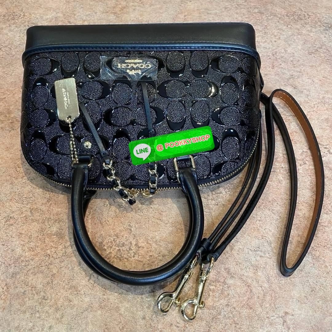 Coach MINI SIERRA SATCHEL IN SIGNATURE DEBOSSED PATENT LEATHER (COACH F55450) หนังกรวดและหนังสิทธิบัตร ด้านในมีซิปและกระเป๋าเอนกประสงค์ ปิดด้วยซิป ซับในด้วยผ้า หูหิ้วพร้อมสายสะพายยาว 3 1/2" สายสะพายถอดได้ขนาด 21 1/2" สำหรับสะพายไหล่หรือสะพายครอส