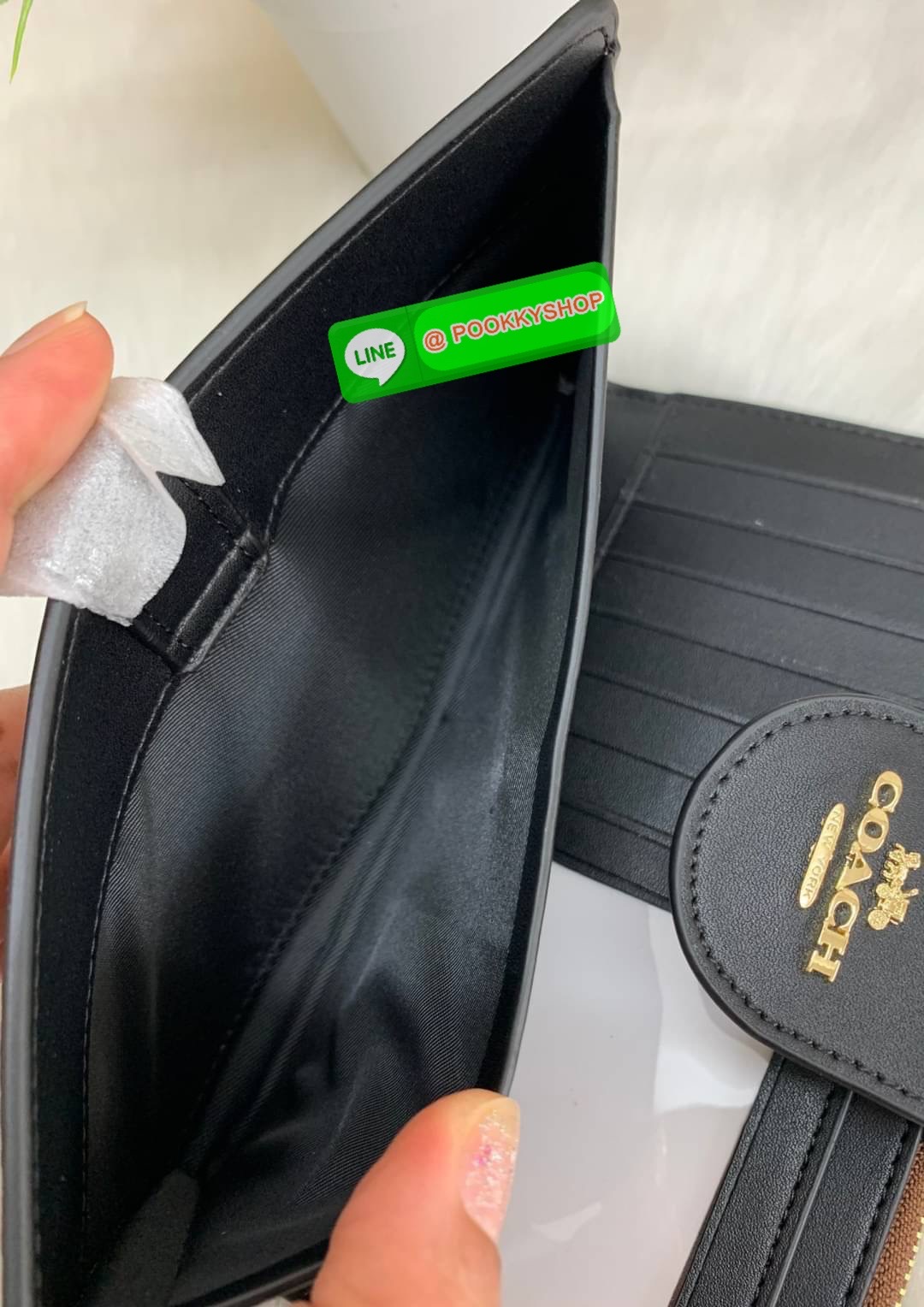 COACH TECH WALLET IN COLORBLOCK SIGNATURE ((C2874)) ✔️กระเป๋าเงินใบยาว หนังแท้ พร้อมสายคล้องมือในตัวค่ะ ✔️เปิดปิดด้านหน้าแบบฝากระดุม ภายในมีช่องใส่ธนบัตร2ช่อง ;สามารถใส่มือถือ iphone 10 xs max ได้เลยค่ะ ✔️มีช่องเสียบธนบัตร7ช่อง;พร้อมช