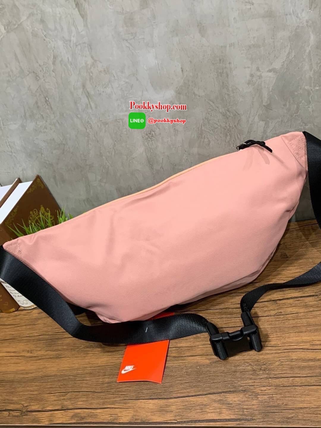 Nike Tech hip pack กระเป๋าคาดเอว Nike Tech สีใหม่..รุ่นใหม่ชนช้อป!! ให้คุณหยิบใช้อุปกรณ์กีฬาและพกพาได้อย่างง่ายดาย พร้อมโดดเด่นด้วยกระเป๋าซิป 2 จุดสำหรับเก็บสิ่งของ และสายกระเป๋าแบบปรับได้เพื่อให้แนบกับลำตัว ใช้งานได้คล่องตัว ใส่ของได้จุสมใจเลยคร้า
