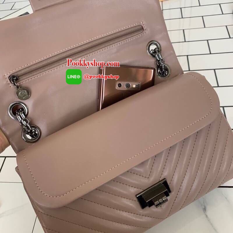 มาเพิ่มตามคำเรียกร้องแล้วค่า 👍 ทรงขายดี สวยมาก ( โซ่รมควันดำ ) คอลเลคชั่นใหม่ใช้ หนัง Microfiber ทนและสวยขึ้น แถมน้ำหนักเบา สะพายสบายไหล่ค่า รอบใหม่มีสีมาเพิ่มด้วยน๊า รุ่นขายดีค่ะ KEEP shoulder chevron chain handbag ( อะไหล่ รมควันดำ ) สวย หรู มาก