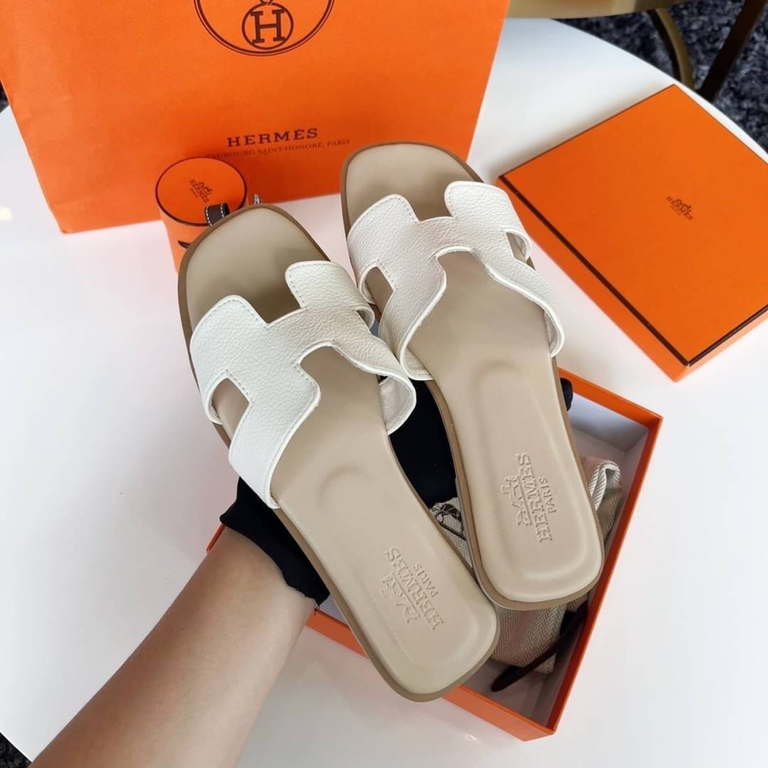 พร้อมส่ง รองเท้าแตะ Hermès สีพาสเทล ตัวใหม่ล่าสุด สีน่ารักมากกทุกสี คัดสีออกมาแล้วแมสที่สุด ให้เข้ากับเท้าสาวๆ ขับผิวมากคะ พื้นปั้มแบรนด์