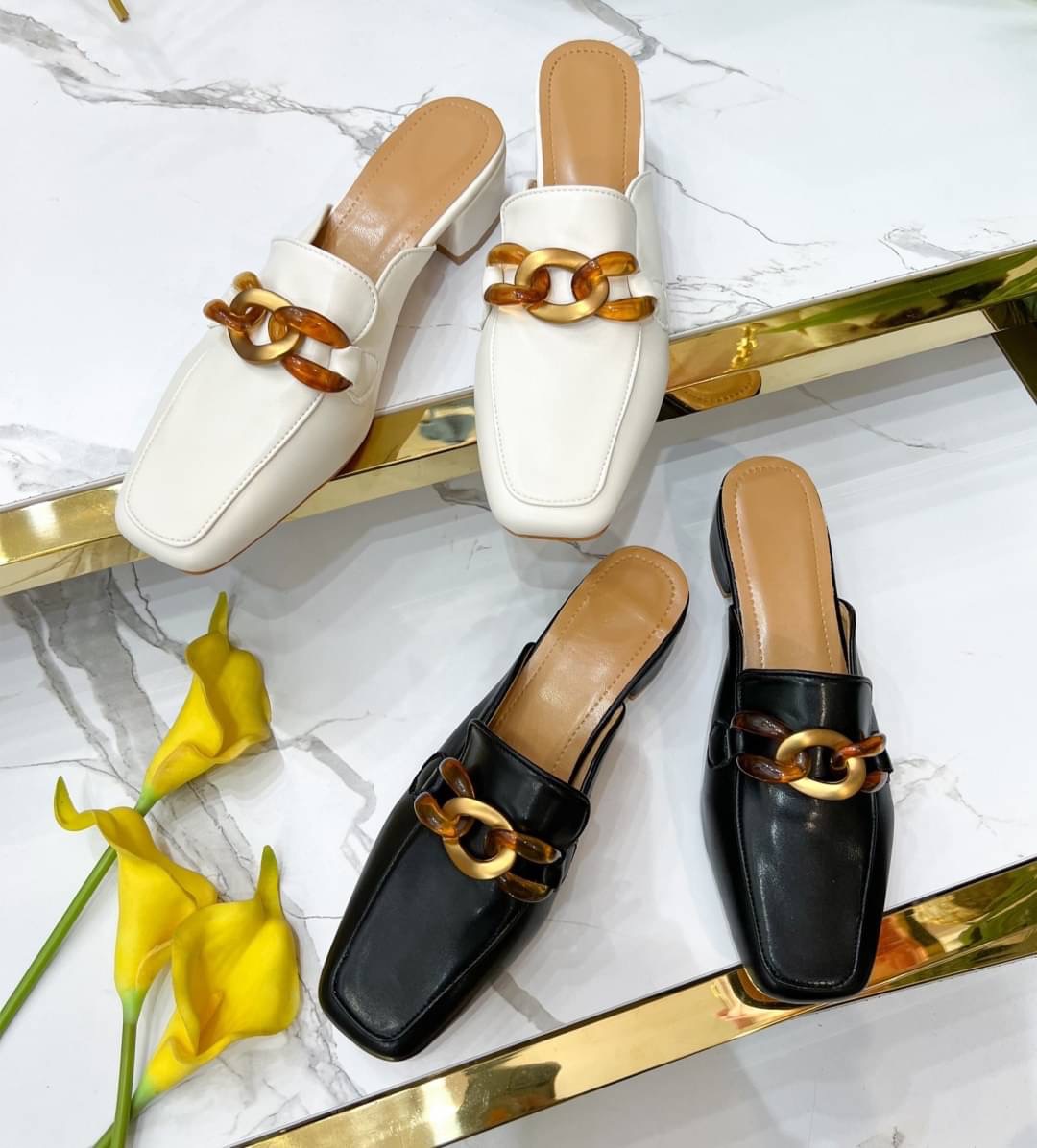 𝙉𝙀𝙒 𝙉𝙀𝙒 ‼️ รองเท้าสไตล์เกาหลีเกาใจมาแล้วทรงนี้เป็นทรงที่ทุกคนต้องมี คลาสสิครุ่นนี้น่ารักมาก ทรงหัวตัดมีความโซ่อะไหล่ทองคาดส้นไม่สูงพื้นนิ่มใส่สบายคู่นี้แมทช์กับเสื้อผ้าง่าย