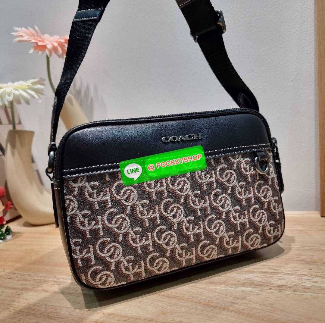 COACH CF484 GRAHAM CROSSBODY WITH COACH MONOGRAM PRINT 🔆 Details ใหม่ล่าสุด กับดีไซน์โฉมใหม่ ที่เปลี่ยนลุคไปเลย กระเป๋าครอสบอดี้ทรงยอดฮิตสุดคลาสสิค ใช้งานง่ายและสะดวก ด้านหลังมีช่องย่อย เปิด-ปิดด้วยซิปหลัก 2 ช่อง แบ่งสัดส่วน ภายในเป็นช่องโล่ง ใส่ข