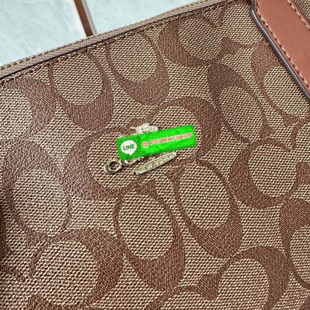 Coach 4455 ZIP TOP TOTE IN SIGNATURE CANVAS กระเป๋าสะพายไหล่ทรง Tote เปิด-ปิดกระเป๋าด้วยซิป ป้องกันของตกหล่น ภายในกว้างใส่สัมภาระได้เยอะ มีช่องเล็กใส่ของจุกจิก วัสดุแคนวาส หูจับหนังแท้ ถือไปเที่ยว ไปทำงาน สะดวกเลยค้า