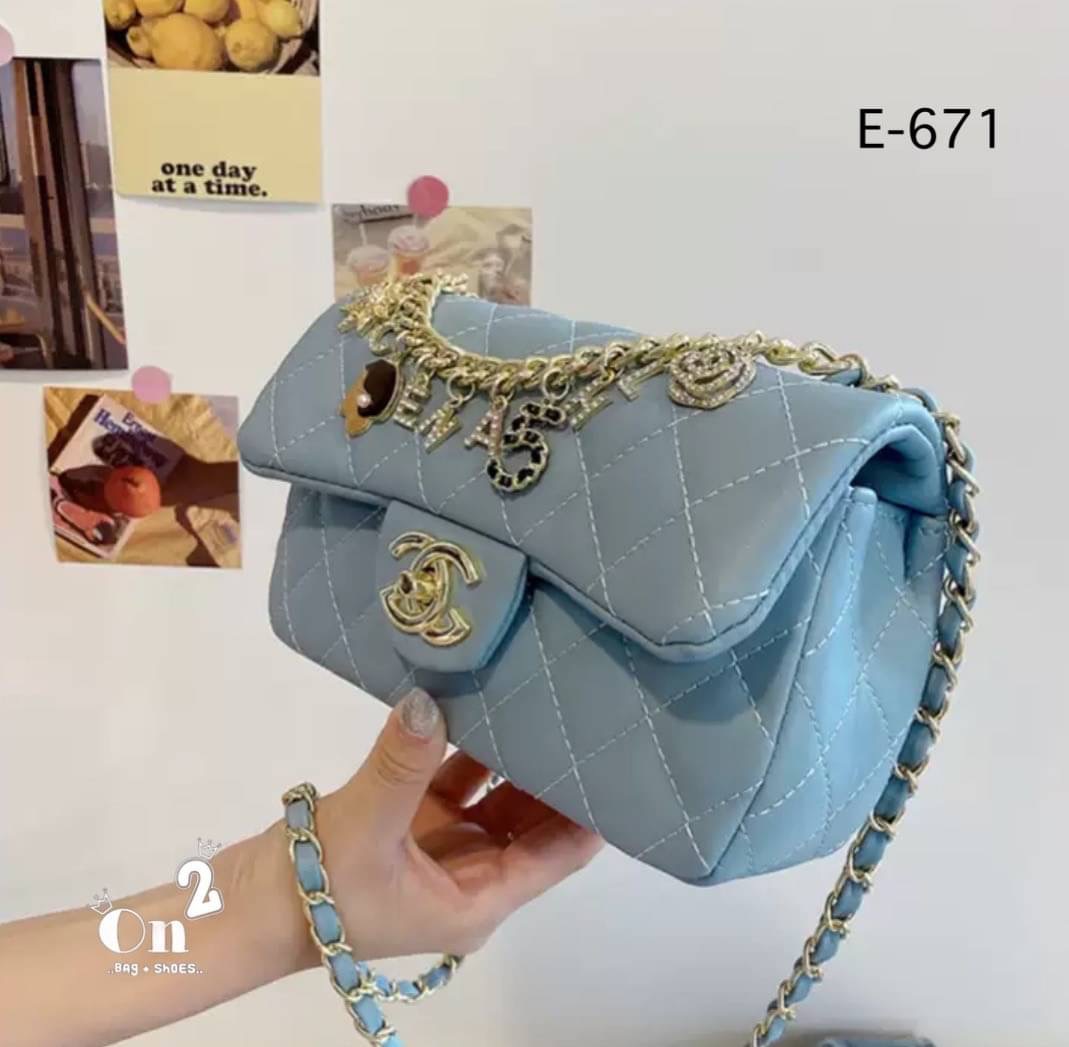 กระเป๋าสะพายชาแนล ทรงคลาสสิคเปิดหน้าอะไหล่สีทอง งานสไตล์แบรนด์ สายสะพายยาวครอสบอดี้ได้ค่ะ พร้อมส่ง 5 สีค่ะ