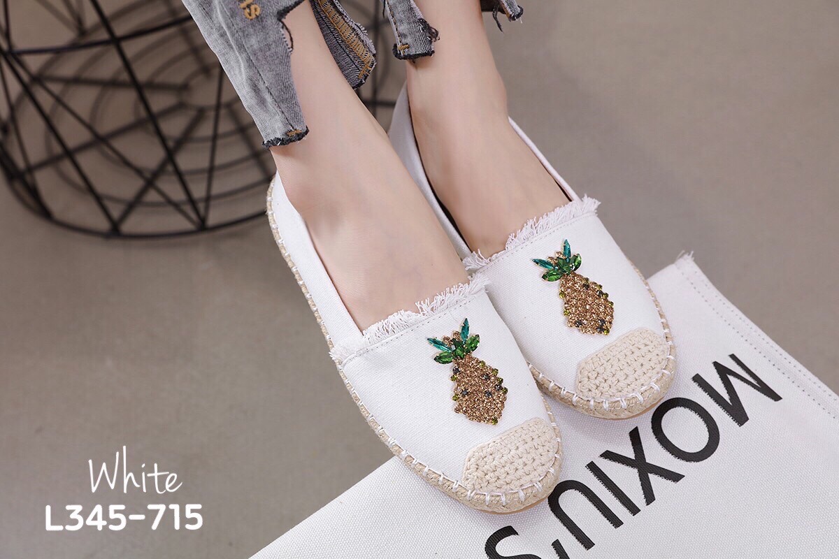 สินค้าขายดี พร้อมส่งค๊าา slip on shoes รองเท้าผ้าใบ slip on so cute งานผ้ายีนส์ ติดอะไหล่สับปะรด พื้นนิ่มมากคะ ใส่สบายจะแมตช์กับกางเกง👖หรือกระโปรง👗ก็ได้ค่ะ แม่ค้าคอนเฟริม ห้ามพลาดเลยจ้าตัวนี้แนะนำ อย่าช้ารีบเลย