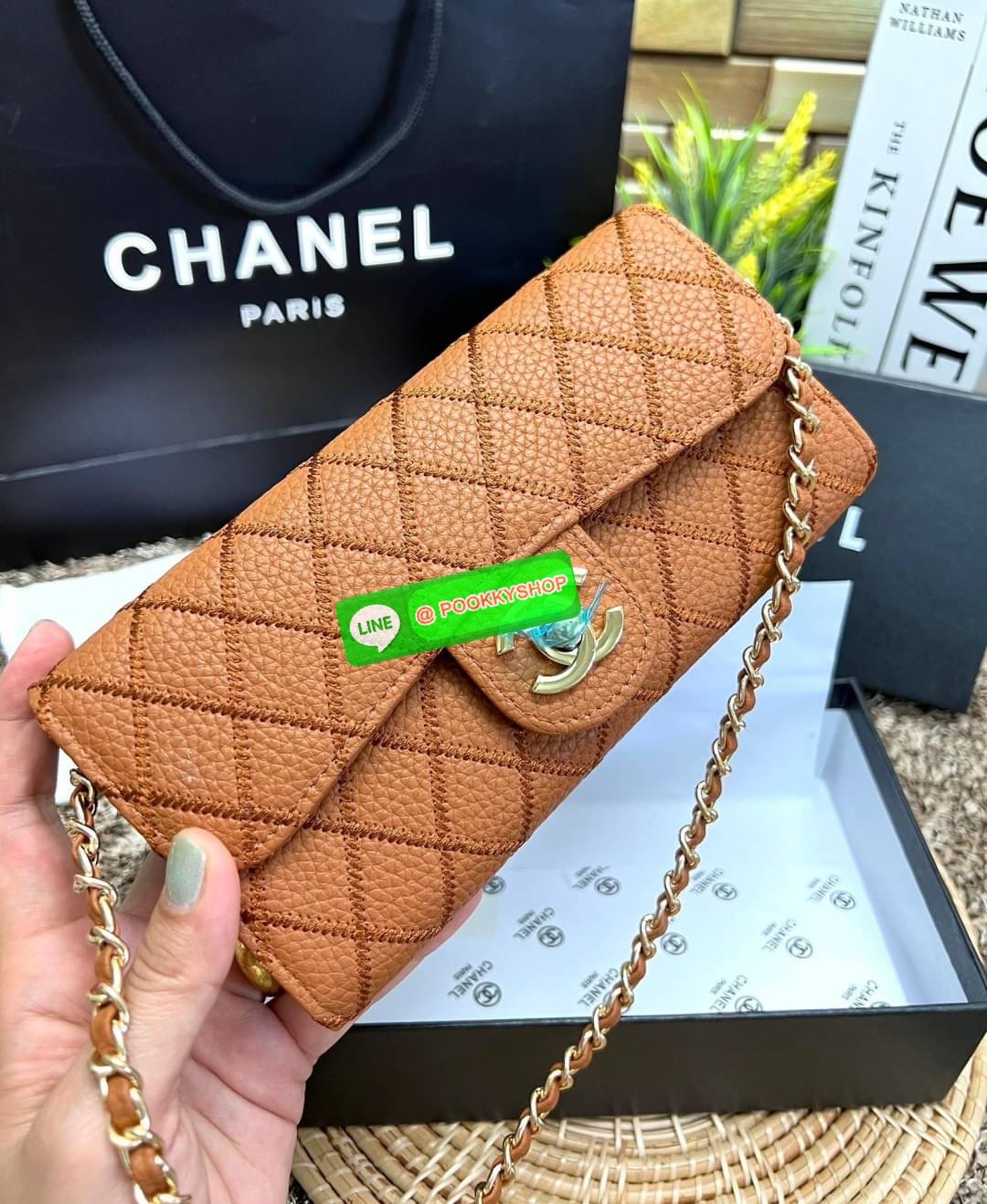 New in! สวยกริปมากๆค่ะ สาวๆที่มีบัตรเยอะๆหรือชอบพกเงินสดเยอะๆ แนะนำรุ่นนี้เลยค่ะ ไม่ผิดหวังแน่นอน CHANEL CHAIN WALLET//CLUTCH BAG ((vip gift ตปท)) พร้อมส่ง บอกเลยน้องสวย ไร้ที่ติเลยค่า! กับกระเป๋าสะพายแบบครอสบอดี้ร์หรือถือแบบคลัทเป็นกระเป๋าเงินเก๋ๆได้เลยค