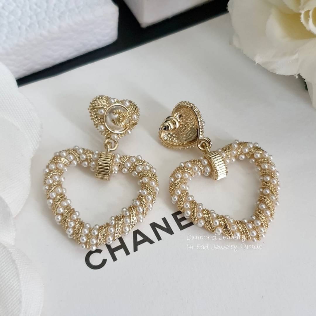 Super Hi-End Quality !!!! ((งาน 1:1 เหมือนในช็อปมากที่สุดในท้องตลาด)) Chanel Earring ต่างหูชาแนลงาน 1:1 เหมือนของแท้เป๊ะๆค่ะ รับรองงานสวยมากกกกก ดูหรู ดูผู้ดีสุดๆ งานดี มุกคุณภาพดีมากๆมากๆคะรับประกันความพอใจเลยค่ะ ตัวเรือนสีทองเฉดอ่อน ไฮโซมากค่ะ คอนเฟิม !