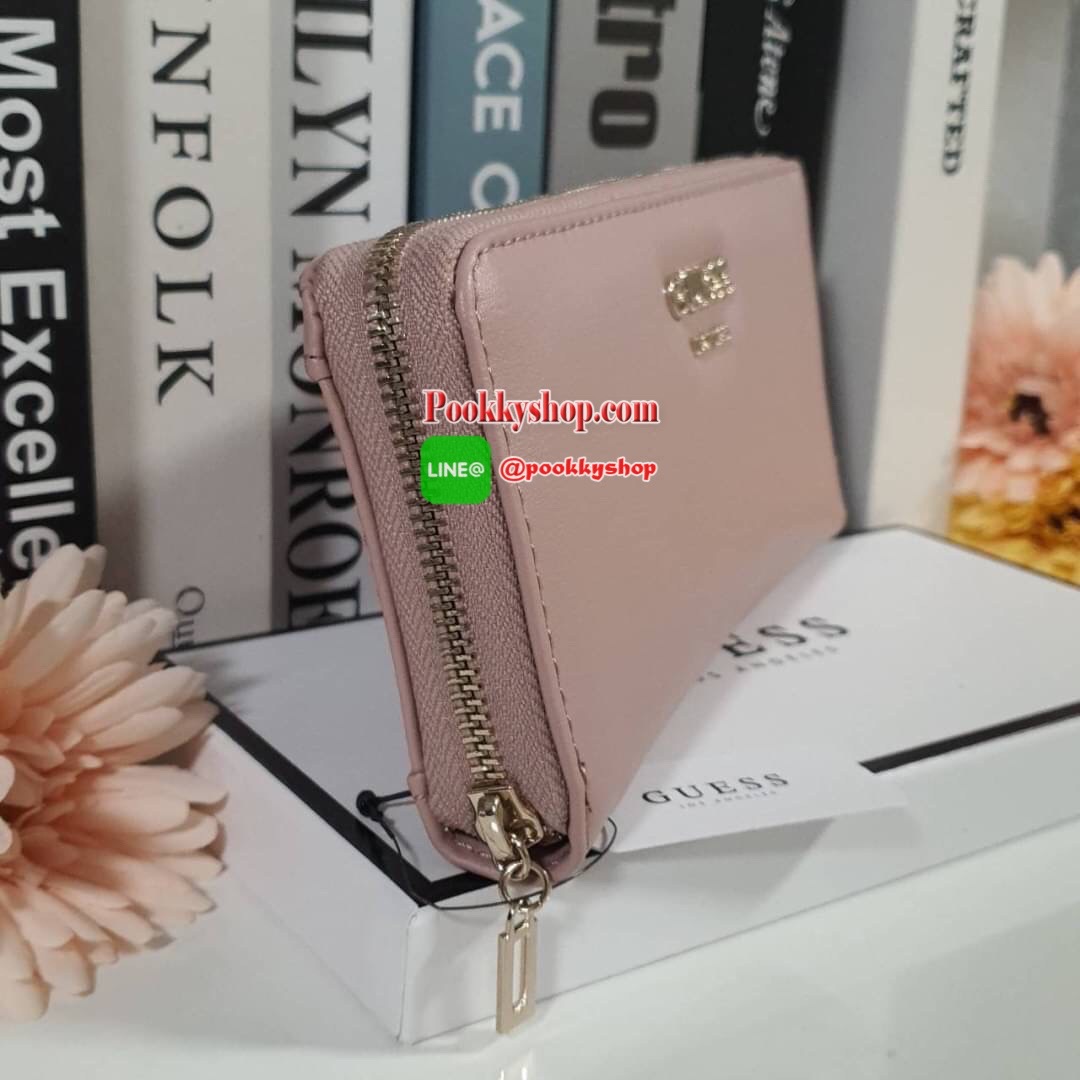 GUESS WOMEN'S WALLET กระเป๋าตังค์แบบซิปรอบ หนังลาย SAFFIANO ประดับโลโก้แบรนด์ด้านบน ด้านในมีซิปกลาง ไว้ใส่เหรียญ มีช่องใส่บัตรหลายช่อง ช่องใส่ธนบัตรมี2ช่องใหญ่ น้ำหนักเบา อุปกรณ์ครบ ห้ามพลาดค่า!