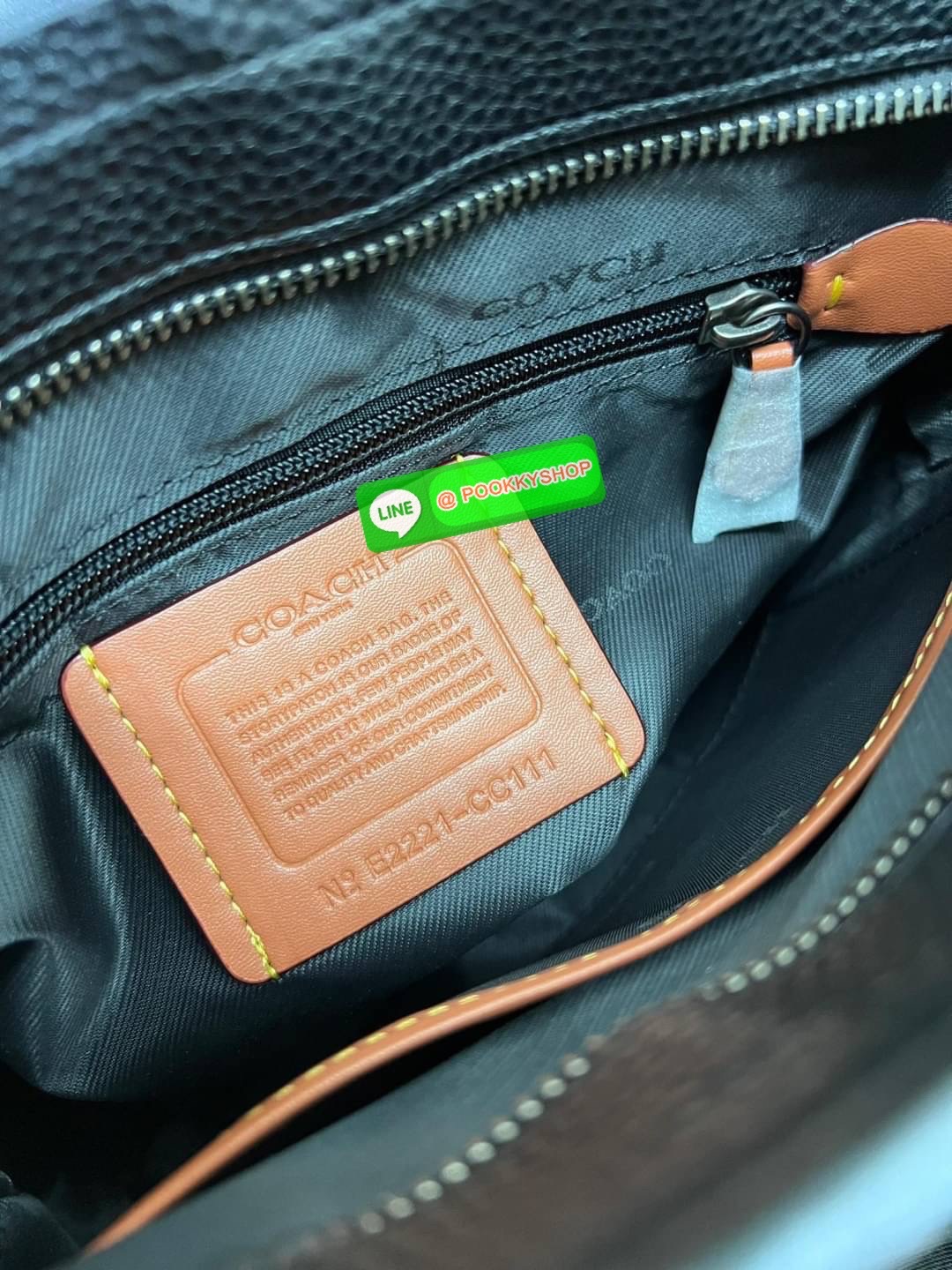 NEW ARRIVAL! ใหม่ล่าสุด หนุ่มๆต้องมีติดตัวค่ะ COACH GOTHAM SLIM CROSSBODY BAG((CC111)) พร้อมส่ง รุ่นใหม่ล่าสุด ดับกระเป๋าสะพายแบบครอสบอดี้ร์ หนังแท้อย่างดี นิ่มสวย เปิด-ปิดกระเป๋าแบบซิป ภายในโล่งลึกใส่สัมภาระได้ครบครัน มีช่องสำหรับใส่ของจุกจิก พร้อมช่องโล