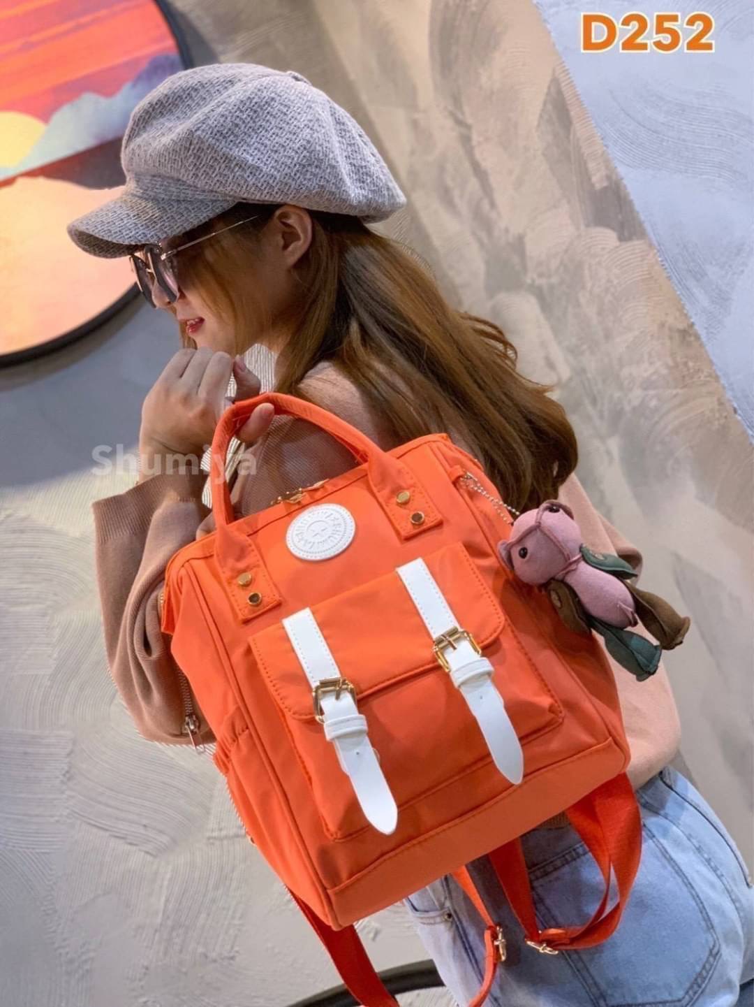 Shumiya Style My Authentic Brand So cute !!! พร้อมส่ง กระเป๋าเป้ Shumiya ทรงน่ารัก ~ ด้านหน้าติดโลโก้แบรนด์และแต่งเข็มขัดเก๋ๆ !!! ใบใหญ่จุใจ ช่องใส่ของเอนกประสงค์เยอะ ด้านหลังมีอีก 1 ช่องซิป สายสะพายทนทาน ตัวกระเป๋าเปิดปิดง่าย แถมฟรีพวงกุญแจหมีน่ารัก สวยค