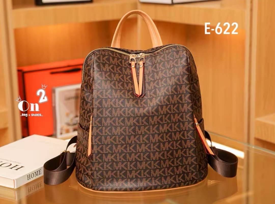 กระเป๋าสะพายเป้แฟชั่นมาใหม่ งานสไตล์แบรนด์ งานซิป ขนาดกำลังดีน่าใช้มากค่ะ พร้อมส่ง 2 สีค่ะ