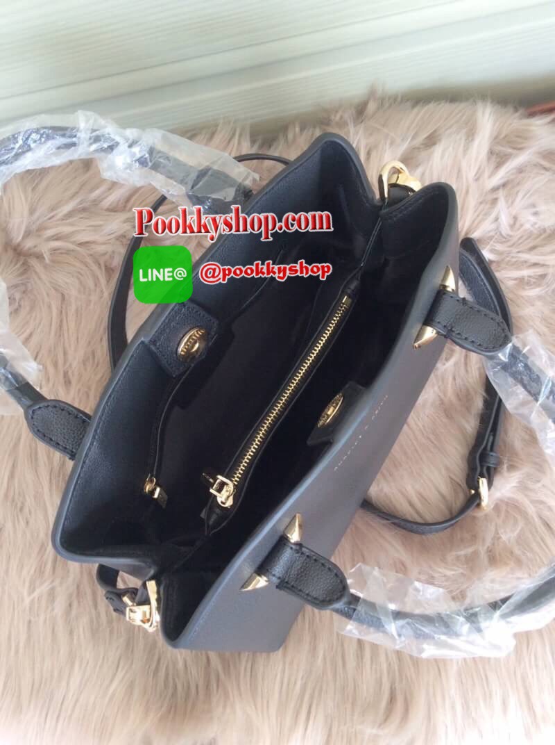 จัดส่งฟรี EMS ทั่วไทยค่ะ พร้อมส่ง New! 2017 CHARLES & KEITH BASIC CITY BAG SHOP (Size M) กระเป๋าถือหรือสะพาย ทรงสวย ขนาดกำลังดี อยู่ทรง หนังpuแข็ง ภายในเปิด-ปิดด้วยกระดุมแม่เหล็ก มี2ช่อง คั่นกลางด้วยช่องซิป ฐานกระเป๋ามีหมุดรองฐานสี่มุม ใส่กระเป๋าสตางค์ยาว