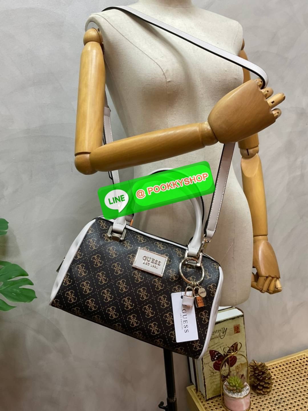 Guess Handbag with Small Shoulder Strap Tyren SG796605 New collection!! Guess ทรงหมอน ขนาดเล็ก ลายซิกเนเจอร์แบรนด์ ทรงหมอนยอดฮิต มีให้เลือก 5 สี สีสวยคลาสสิก เข้ากับง่ายกับทุกชุด ปิด/เปิด ด้วยซิป ภายในโล่งกว้าง แยกเป็นสัดส่วนใช้งาน ซับในตราแบรนด์
