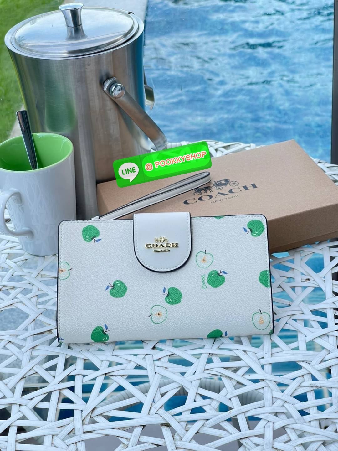 COACH TECH WALLET IN SIGNATURE CANVAS อีกหนึ่ง collection ของกระเป๋าสตางค์ที่ดีไซน์ทันสมัยให้ใช้งานได้แบบครบครัน เป็นกระเป๋าสตางค์ ที่มีช่องสำหรับใส่โทรศัพท์มือถือ ธนบัตร เหรียญ และบัตรต่าง ๆ ใช้งานแบบ2ด้าน เพิ่มความสะดวกสบายด้วยสายคล้องมือ ช่วยให้พกไปไหน