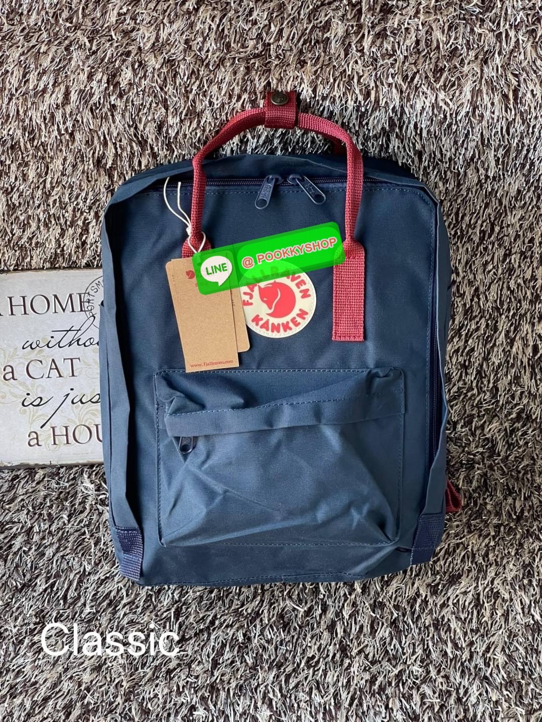 Fjallraven Kanken backpack รุ่น Classic แบรนด์ดังจากสวีเดนที่นิยมกันมากในหมู่วัยรุ่น กระเป๋าเป้ที่มีน้ำหนักเบา แต่มีความทนทาน และช่องว่างต่างๆมากขึ้น มีซิปหน้าสำหรับใส่ของกระจุกกระจิก และหูหิ้วทั้งด้านหน้าและด้านหลัง สำหรับการหิ้วถือได้สะดวก จุดเด่นที่ทำใ