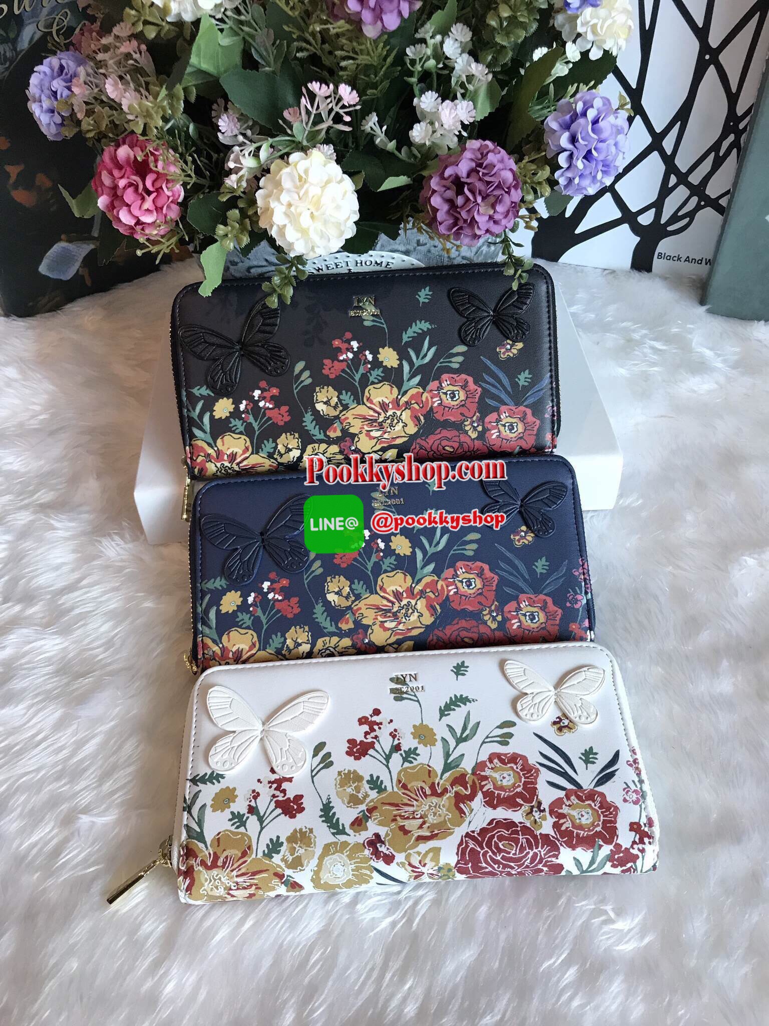 New arrival!! กระเป๋าเงินจาก LYN ชนช็อป แท้เอ้าเลท กระเป๋าเงินใบยาวซิปรอบ ด้านหน้าสกรีนลายดอกไม้และมีผีเสื้อนูนแต่ง สวยน่ารักน่าใช้สุดๆ ด้านหน้าแต่งโลโก้แบรนด์สีทอง อะไหล่สีทองเพิ่มความหรู หัวซิปปั๊มแบรนด์ ด้านในมีช่องซิปใส่เหรียญและช่องธนบัตร จุบัตร 12 ช
