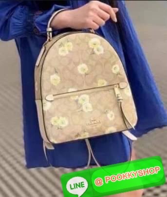 NEW IN! COACH JORDYN BACKPACK ((C1804//3011)) ไม่มียังไงไหว ต้องบอกว่าน้องสวยมากๆค่า! กระเป๋าสะพายหลังแบบมีหูหิ้ว หนังแแท้สวยค่ะ ❤️ทั้งใบปริ้นลายดอกไม้ สวยเด่ด สะดุดตาเลยทีเดียวค่ะ ด้านหน้ามีช่องซิปใส่มือถือหรือของจุกจิกลงไปได้ค่ะ เปิด-ปิดกระเป๋าแบ