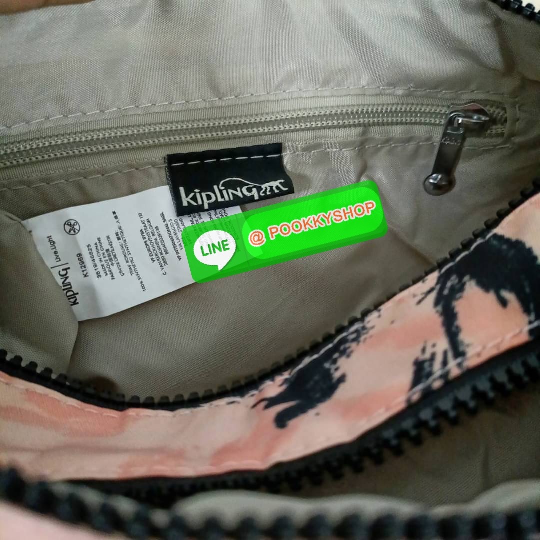 KIPLING RETH CROSSBODY BAG วัสดุ Nylon+polyester กระเป๋าสะพายข้างหรือ สะพาย Crossbody ได้ เปิด-ปิด ด้วยซิปปั๊มแบรนด์ที่หางซิป พร้อมช่องช่องหน้าแยกใส่ของใช้เล็กๆ น้อยๆ ได้ ช่องหลัก 2 ช่อง ด้านในโล่งกว้าง สามารถจุสัมภาระได้เยอะ มีช่องซิปด้านในและสายคล้องพวง