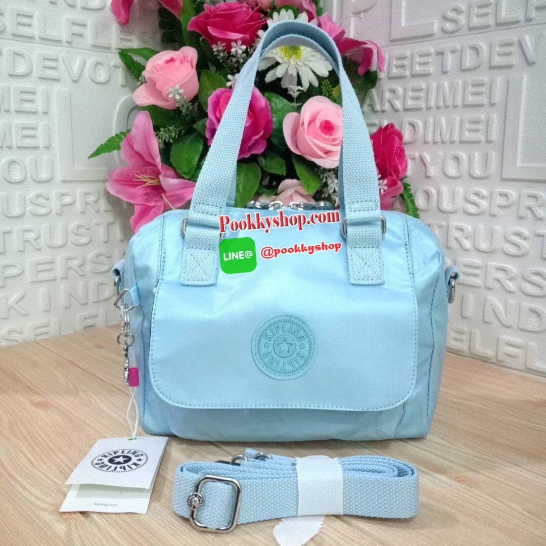 Kipling Brynne handbag & shoulder bag กระเป๋าถือหรือสะพายข้าง รุ่นใหม่จาก Kipling รูปทรงโค้งมนสวย พร้อมสายสะพายแบบคล้องแขนและสายสะพายยาว สามารถใช้งานได้ทั้ง 2 แบบ ด้านหน้ามีช่องใส่ของใช้จุกจิก ด้านในช่องโล่งกว้าง มีซิปข้างและช่องใส่ของแยกอีกฝั่ง เหมาะกับก