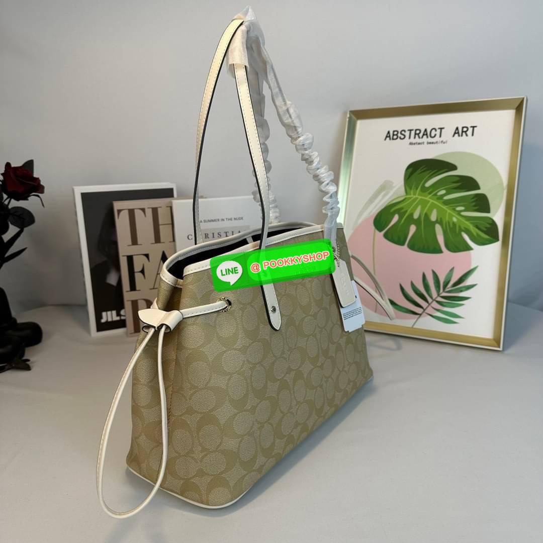 กระเป๋าสะพายไหล่ CCOACH DRAWSTRING CARRYALL IN SIGNATURE COATED CANVAS ( COACH F57842 ) กระเป๋าถือหนังเคลือบลายเซ็น ด้านในมีซิป ใส่โทรศัพท์ และมัลติฟังก์ชั่น กระเป๋า ช่องซิปกลาง Dogleash คลิปปิด ซับในผ้า