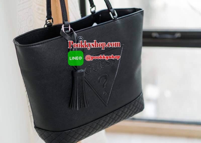 New arrival !!! GUESS BALDWINPARK TOTE BAG รุ่นหายาก วัสดุหนัง Saffiano PU คุณภาพดี หนังนิ่ม น้ำหนักเบา กระเป๋าถือได้ สะพายไหล่ก็สวย ด้านหน้าประดับด้วยโลโก้แบรนด์สวยหรู ตกแต่งด้วย heart fringe charm พู่ห้อยรูปหัวใจ เปิดปิดกระเป๋าด้วยซิป ซับในพิมพ์ลายแบรนด