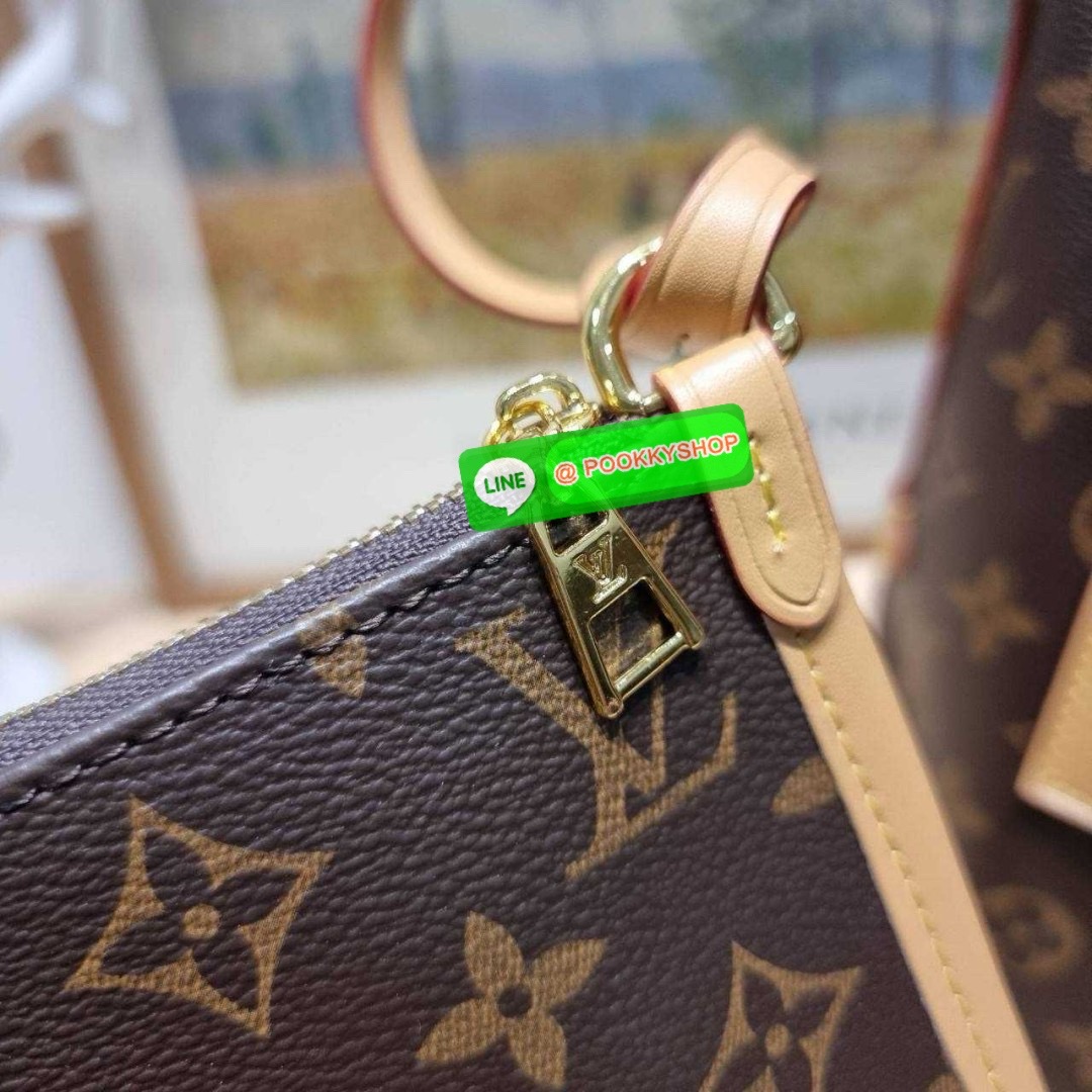 LV CARRYALL BAG 🔆 Details ใหม่ล่าสุด รุ่นลิมิเต็ดที่สาวๆตามหา จากเคาน์เตอร์ dutyfree กระเป๋าสะพายไหล่ทรงสวย ดีไซน์เรียบง่ายคลาสสิค หรู ดูผู้ดี รูปทรงใช้งานง่าย มาพร้อมใบลูก ไว้เก็บของจุกจิก ปากกระเป๋ามีสายหนังผูกกันของหล่นได้และยังมีกระดุมแม่เหล็ก