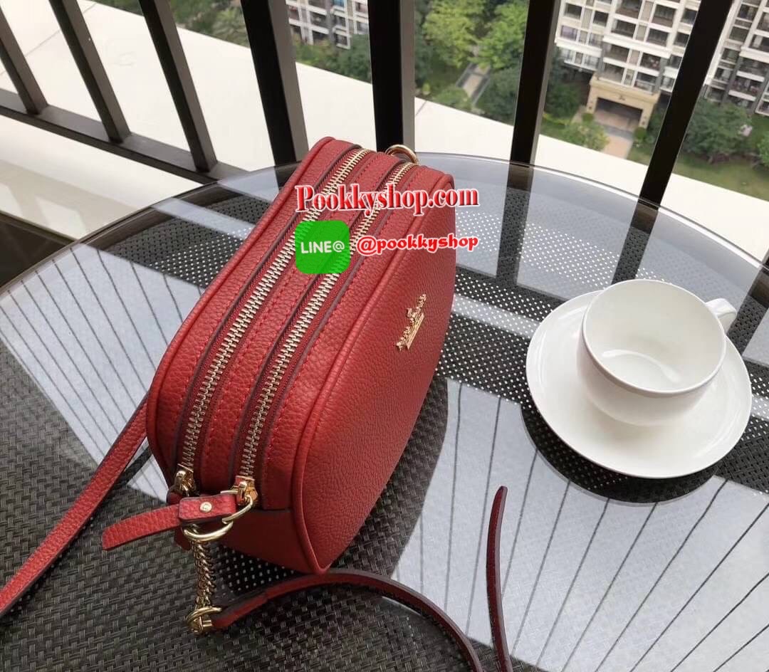 Kate spade New York mini shoulder bag กระเป๋าถือหรือสะพายหนังนิ่ม สวยอยู่ทรง ด้านหน้าประดับโลโก้แบรนด์ อะไหล่ทองหรูหรา น้ำหนักเบา ภายนอก มี2ช่องซิป แยกเป็นสัดส่วน ภายในมีช่องซิป 1 ช่อง และช่องใส่ของจุกจิก 1ช่อง จุของได้เยอะ สายสะพายปรับระดับได้ สะพายข้างห