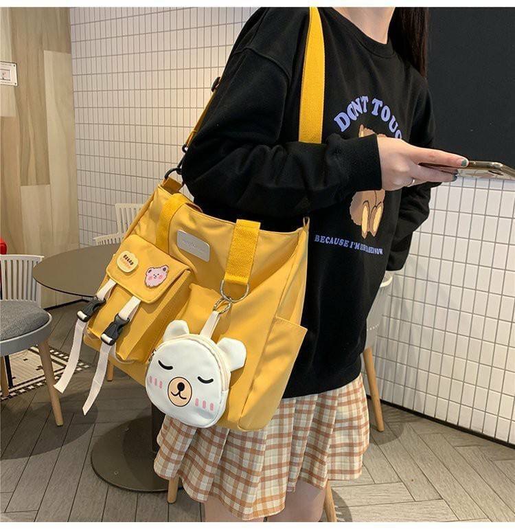 รุ่นใหม่ พร้อมส่ง!!!!!!! Miki Bear cross bag (BP) คุ้มมาก ช่องเยอะมากถึงมากที่สุด แถมฟรี! พวงกุญแจหมีเป็นซิป ใส่บัตรใส่เหรียญได้ ถอดออกแยกใช้งานได้ เนื้อผ้ากันน้ำด้วยนะ