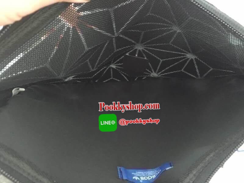 Brand : Adidas 3D Detail : กระเป๋า adidas 3D แบบครัช สามารถใส่ I-Pad mini ได้สบาย ใส่ของได้เยอะ ภายในกว้าง ถือไปไหนสะดวก ราคาพอเหมาะ เวลามืดถือแล้วเก๋ไม่เหมือนใคร
