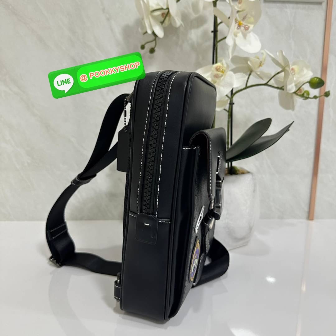 COACH DISNEY X COACH TRACK PACK IN SIGNATURE CANVAS WITH PATCHES (COACH CC113) กระเป๋าสะพายไหล่ และคาดอก ดีไซต์ทันสมัย สุดเท่ห์โดดเด่น ด้วยลวดลายตัวละครดิสนี่ย์ วัสดุหนังแคนวาสตัดขอบหนังแท้ เปิด-ปิดด้วยซิป ภายในกว้าง มีช่องเล็กๆหลายช่อง มีสายล็อคด้านหน้า