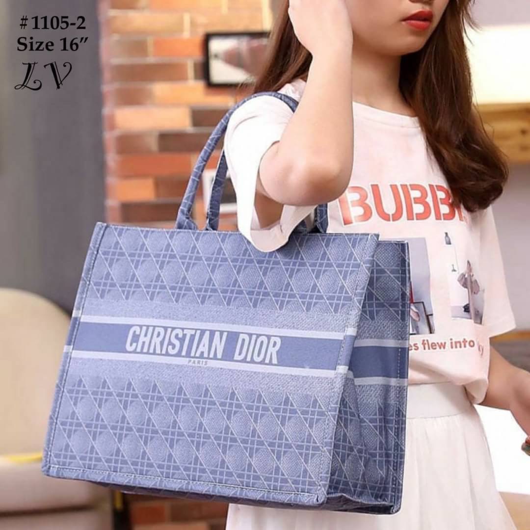 กระเป๋าชอปปิ้ง แบรนด์ CHRISTIAN DIOR วัสดุตัวกระเป๋าทำจากผ้าแคนวาส ปั๊มทุกจุดตามภาพ งานพรีเมี่ยม มาพร้อมถุงผ้าdior