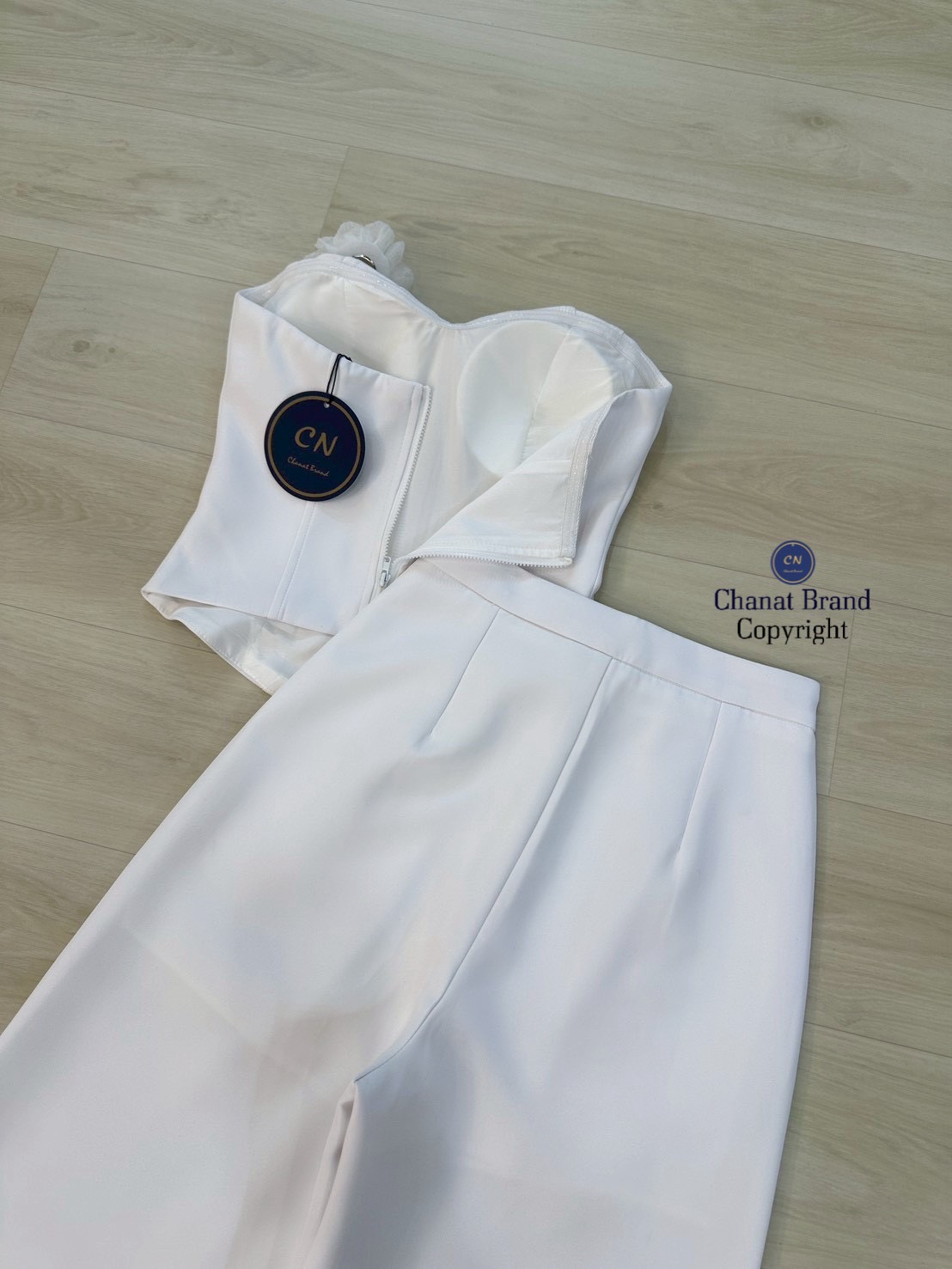 ชุดเซทแฟชั่น Set 2 ชิ้น เสื้อเกาะอกสีขาว ช่วงอกเสริมฟองน้ำ ด้านหน้าแต่งแถบกุ้นลาย (ซิปหลัง)