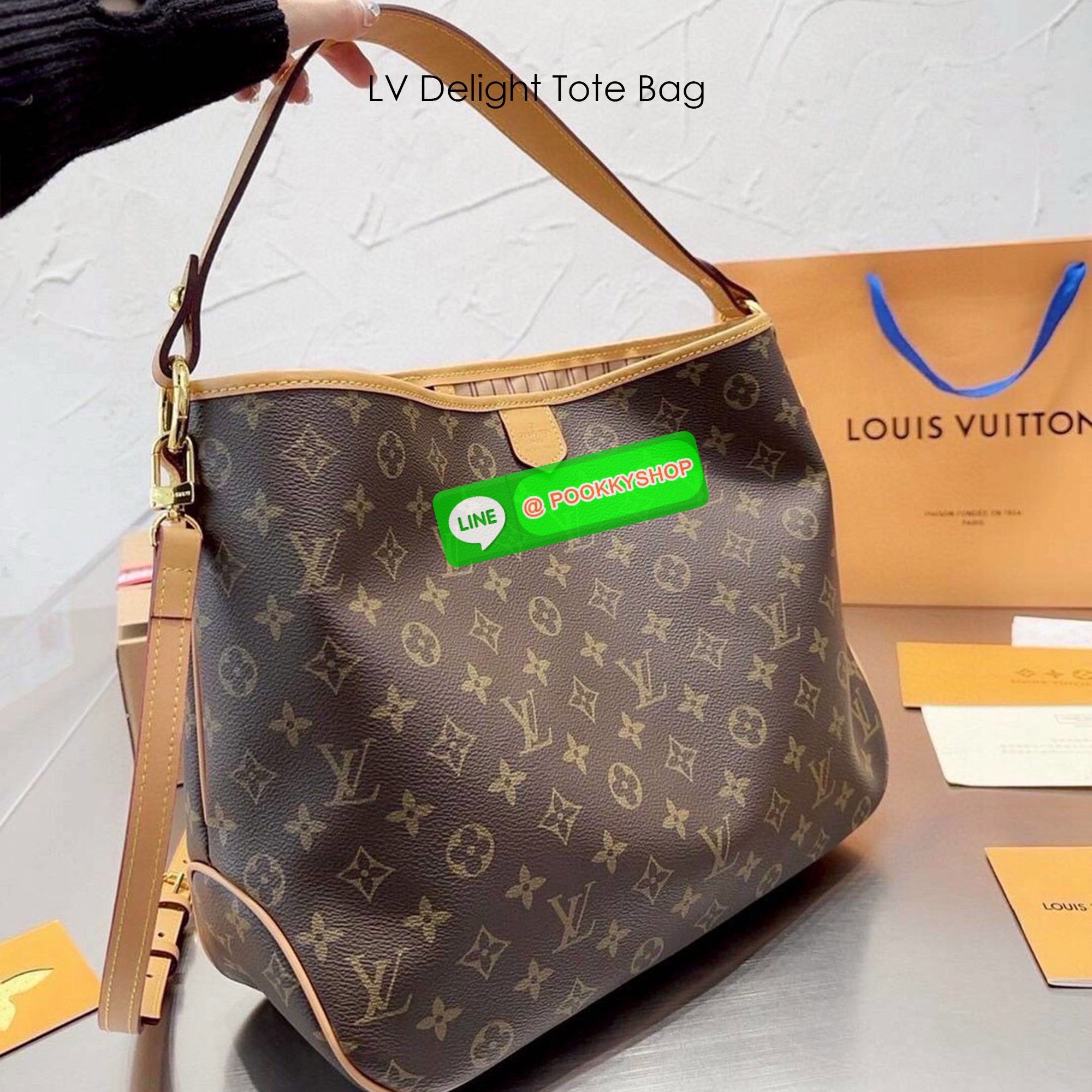 🕊️ พร้อมส่ง | LV Delight Tote Bag กระเป๋าทรงโท้ทใบใหญ่ ขนาดจุได้แบบล้นๆ มาพร้อมใบเล็กเข้าเซ็ทพิเศษที่สุด!! สมใจใครที่มองหากระเป๋าใบโปรด มีตะขอเกี่ยวที่ปากกระเป๋า และยังมาพร้อมสายสะพาย 2 แบบ คล้องไหล่ สะพายข้างลุยๆ เก๋ๆ ก็ตอบโจทย์ทั้งหมด ภายในโล่งก