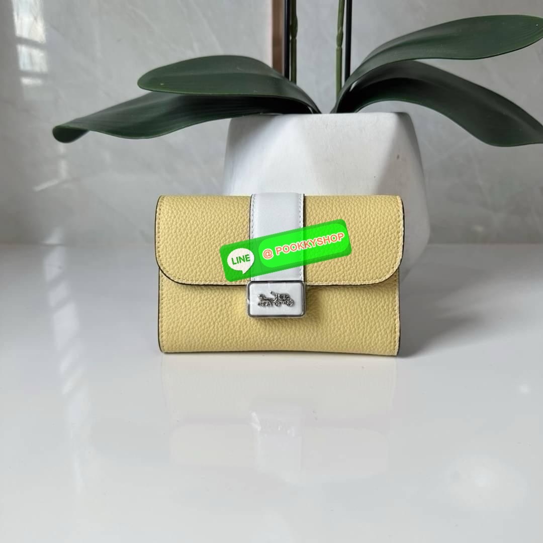 Coach Medium Grace Wallet (Cl421) 🔖กระเป๋าสุดหรูใบกลาง ขนาดกำลังดีกระทัดรัด 🔖วัสดุ : pebble leather 🔖ภายในมีช่องใบบัตรเครดิต 6 ช่อง มีช่องใส่เหรียญแยก สามารถใส่ธนบัตรแบงค์พันได้คะ