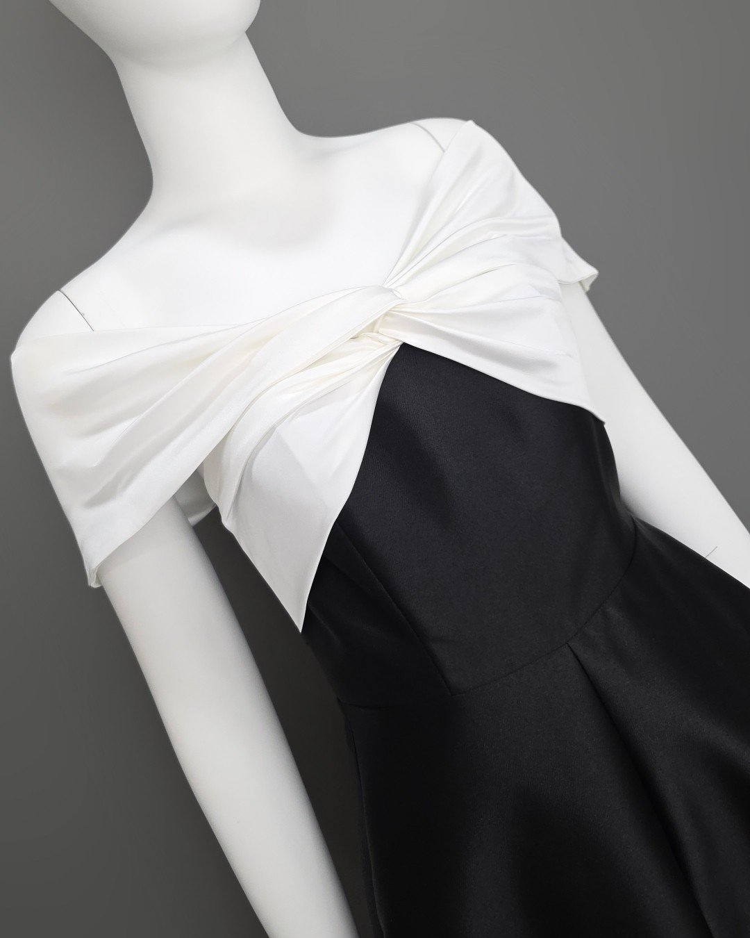 เดรสแฟชั่น เดรสเสื้อคล้องคอแขนกุด ทรงเข้ารูป กระโปรงบาน มีกระเป๋าข้าง